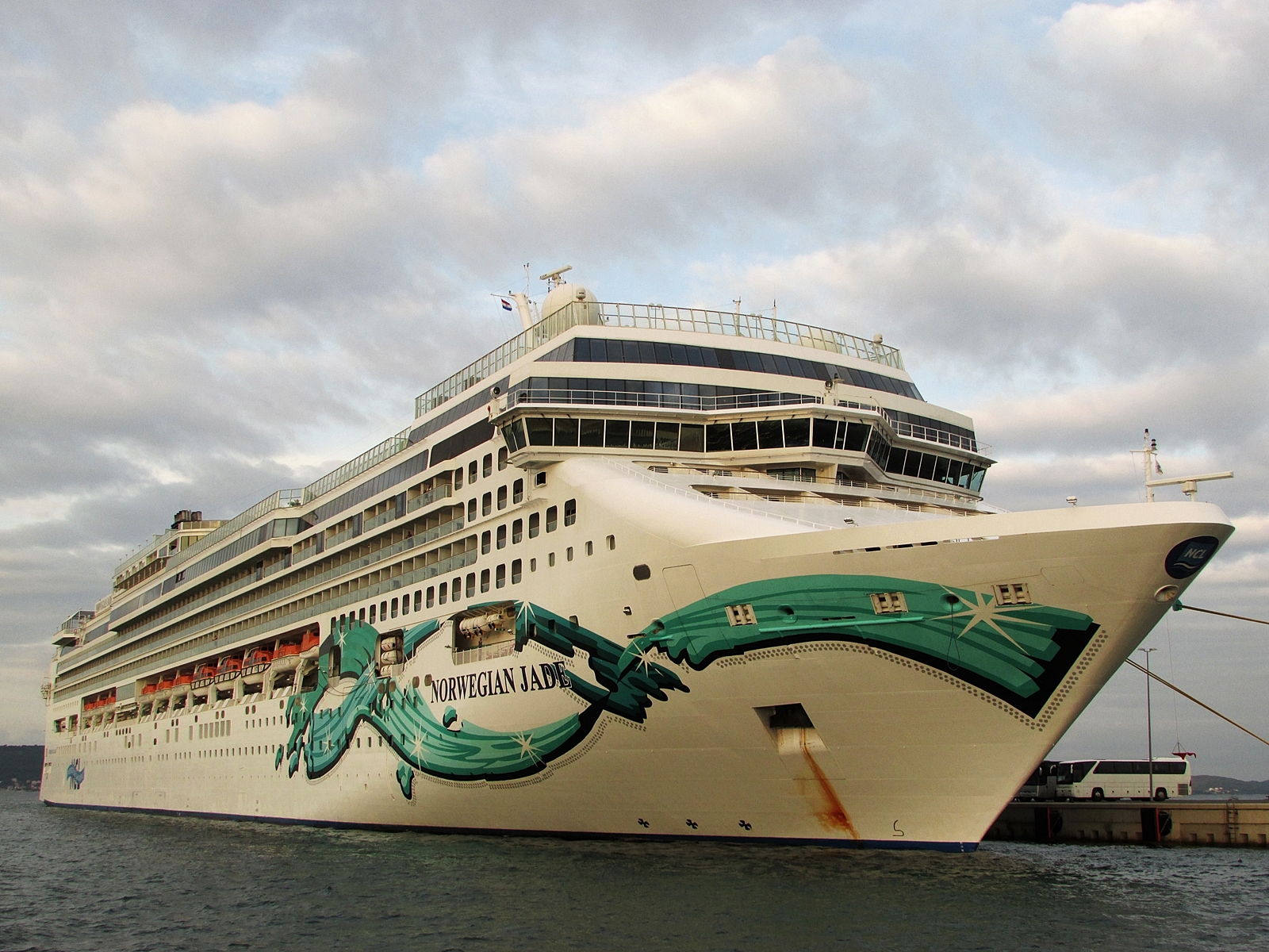 norwegian jade cruise ship current location