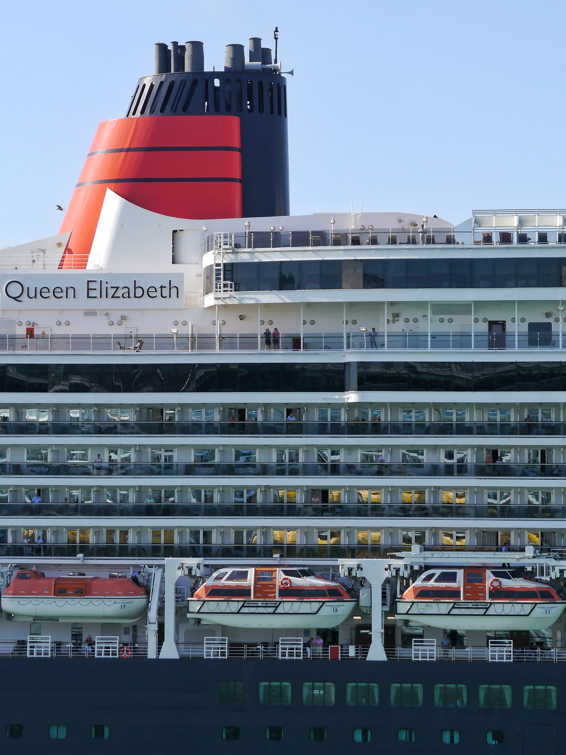ocean liner vs cruise ship size